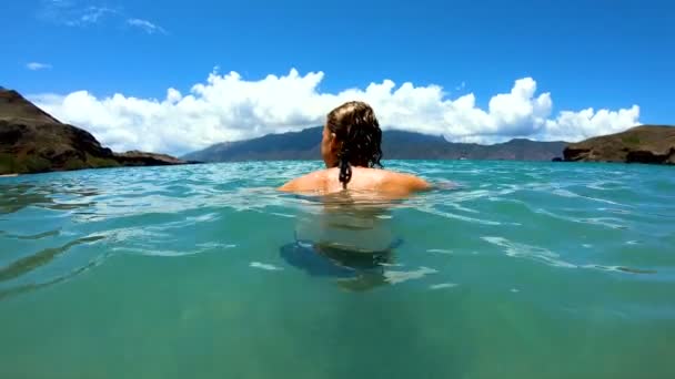 Tahuata Marquesas Jovem Fêmea Praia Deserta Oceano Turquesa Pacífico Sul — Vídeo de Stock