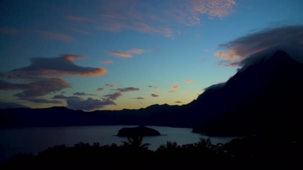 Meer Bucht Sonnenaufgang Vulkanischen Felsen Berge Einem Abgelegenen Exotischen Ort — Stockvideo