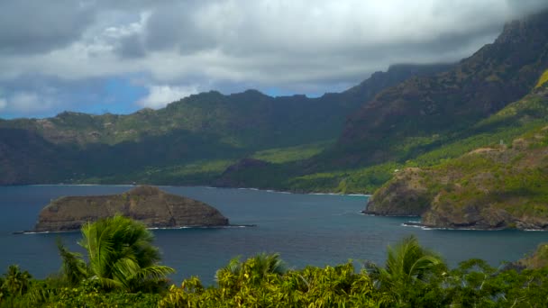 Ocean Bay Lush Green Vegetation Volcanic Rock Mountains Remote Exotic — Stock Video