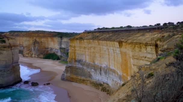 大海洋路石灰石悬崖和近海岩石栈的访客吸引力十二使徒海洋国家公园澳大利亚 — 图库视频影像