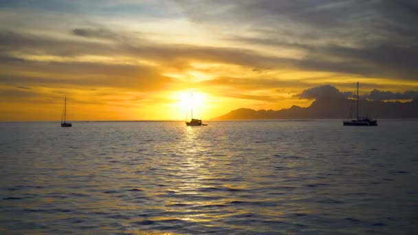 Goldenen Polynesischen Sonnenuntergang Blick Auf Riff Und Yachten Einem Tropischen — Stockvideo