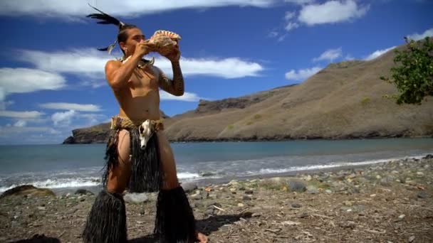 Marquesas Paraíso Pacífico Sur Macho Soplando Instrumento Tradicional Concha Polinesia — Vídeo de stock