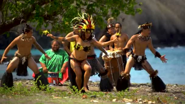 Indivíduos Marqueses Nativos Masculinos Femininos Que Realizam Uma Dança Tradicional — Vídeo de Stock