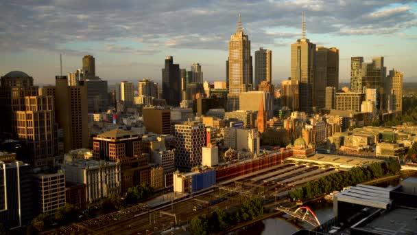 Melbourne Austrália Março 2018 Comboio Saindo Flinders Street Station Pedestres — Vídeo de Stock