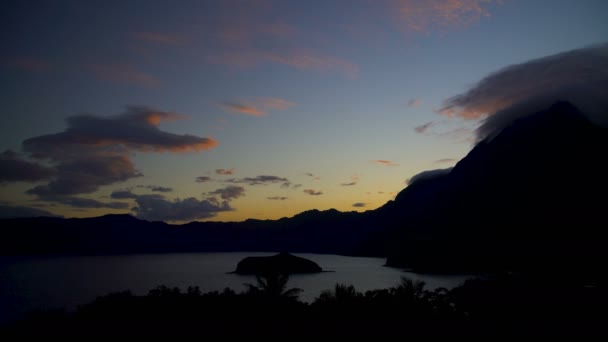 Полінезійська Sunrise Atuona Hiva Океану Бухти Пишною Зеленої Рослинності Вулканічних — стокове відео