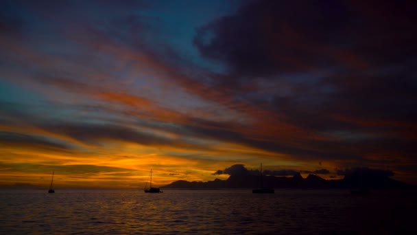 サンゴ礁や熱帯の島の楽園タヒチ南太平洋からモーレア島でヨットのポリネシア ゴールデン サンセット ビュー — ストック動画