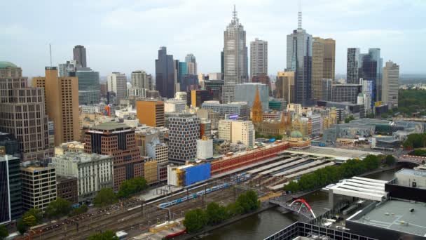 Melbourne Australien Mars 2018 Persontåg Lämnar Flinders Street Station Yarra — Stockvideo