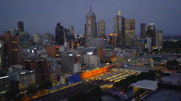 Melbourne Australie Mars 2018 Melbourne Cbd Skyline Nuit Train Voyageurs — Video