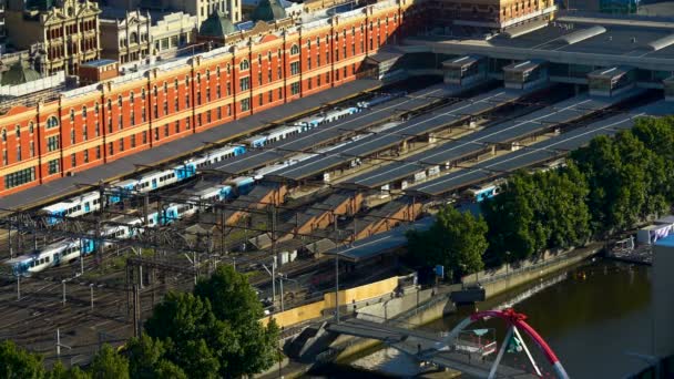 乗客列車はヤラ川メルボルン オーストラリア フリンダース ストリート鉄道駅のプラットホームから出発 — ストック動画