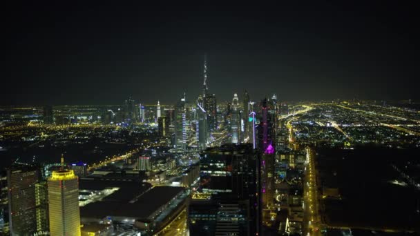 空中城市照明夜景迪拜塔酒店公寓商业区汽车运输公路阿联酋中东 — 图库视频影像