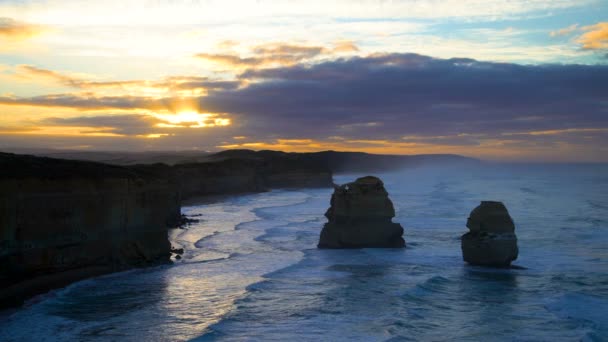 日の出 使徒海洋国立公園偉大な海の道ビクトリア オーストラリアの石灰岩スタック周りの海の波 — ストック動画