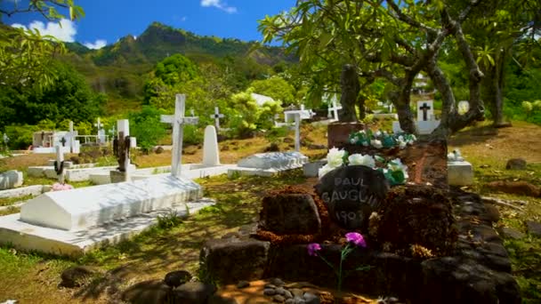 法属波利尼西亚马克萨斯 2018年3月 高金著名艺术家的墓碑和墓 他死于南海热带天堂 Atuona Hiva Markesas — 图库视频影像