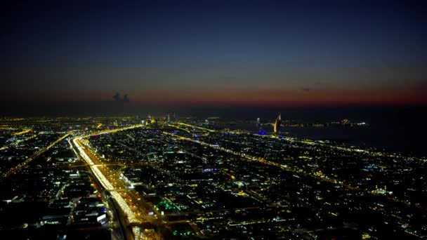 空中夜景照明城景酋长扎耶德路迪拜塔阿拉伯商业住宅郊区汽车运输高速公路阿联酋迪拜 — 图库视频影像