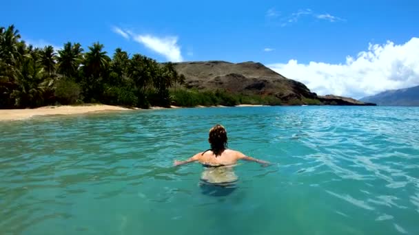 空色海南太平洋の無人島ビーチのマルケサス諸島の若い女性の Tahuata — ストック動画