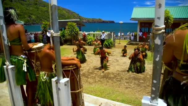 Marquesas Pacífico Sul Março 2018 Vista Dançarinos Tribais Masculinos Femininos — Vídeo de Stock