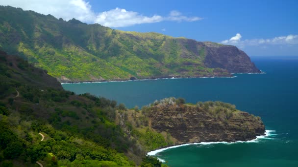 Вид Прибрежные Горы Пышные Зеленые Холмы Самый Отдаленный Вулканический Остров — стоковое видео