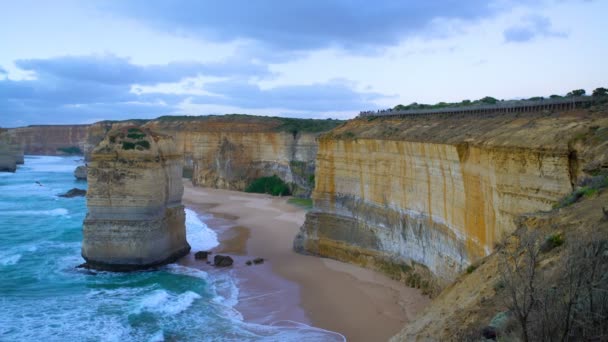 十二使徒石灰石栈和悬崖沿坎贝尔港国家公园海岸线的沙滩上维多利亚澳大利亚 — 图库视频影像