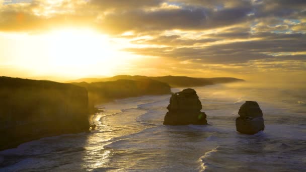 十二使徒海岸线上的石灰岩悬崖和近海岩石堆积的早晨阳光和云层形成维多利亚澳大利亚 — 图库视频影像