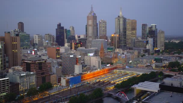 メルボルン オーストラリア 2018 ライトのフリンダース ストリート鉄道駅プラットフォームとメルボルンの中央ビジネス地区ビクトリア オーストラリアの都市の高層ビル — ストック動画