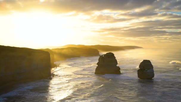 Ochtendzon Kalkstenen Kliffen Oceaan Golven Rond Offshore Rock Stacks Twaalf — Stockvideo