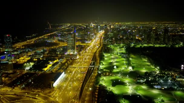 Antenne Beleuchtet Nacht Ansicht Der Emirate Hügel Golfplatz Dubai Kreuzung — Stockvideo