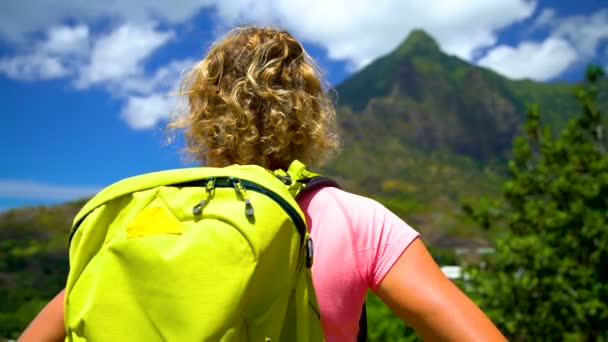 女性徒步旅行者享受遥远的风景风景 Atuona 山郁郁葱葱的绿色热带雨林遥远的火山海岛一个天堂在南太平洋 Hiva 马克萨斯 — 图库视频影像