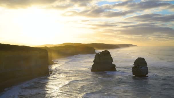 十二使徒海洋国家公园海上岩石栈和石灰岩悬崖景观海景在黎明维多利亚澳大利亚 — 图库视频影像