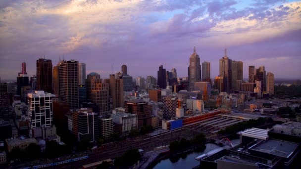 Melbourne Australien März 2018 Melbourne Skyline Bei Untergang Mit Zug — Stockvideo