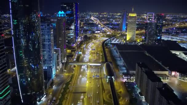 Ночной Вид Воздуха Шейх Зайед Дороги Освещенные Небоскребы Города Коммерческие — стоковое видео