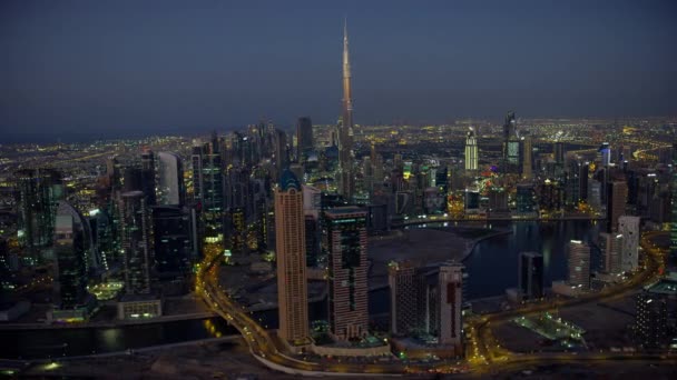 Luchtfoto Verlicht Nacht Stadszicht Burj Khalifa Business Bay Dubai Creek — Stockvideo