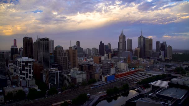 Melbourne Ausztrália 2018 Március Homályban Felhők Felett Melbourne Városára Vonat — Stock videók