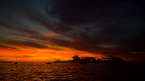 ゴールデン スカイ サンゴ礁や熱帯の島の楽園タヒチ南太平洋からモーレア島でヨットのポリネシアン サンセット ビュー — ストック動画