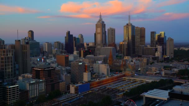 Melbourne Australia Marzo 2018 Flinders Street Station Illumina Tramonto Grattacieli — Video Stock