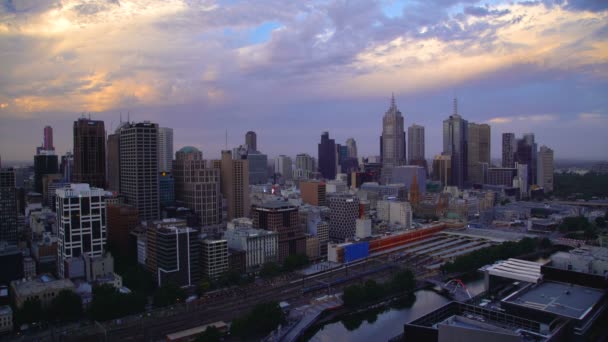 Melbourne Australia Marca 2018 Pociąg Pasażerski Pozostawiając Flinders Street Station — Wideo stockowe