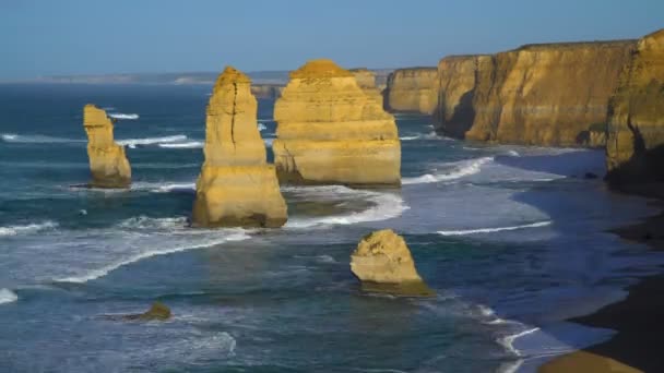 Timelapse 海洋波浪大约十二使徒海岸岩石堆和石灰石峭壁由大大洋路维多利亚澳洲 — 图库视频影像