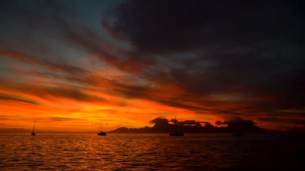 Golden Sky Polynesisk Solnedgång Utsikt Över Revet Och Yachter Tropisk — Stockvideo