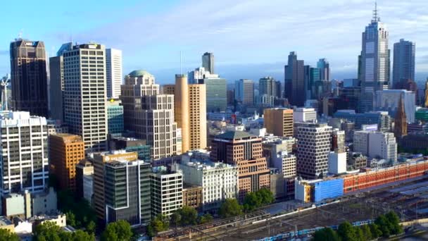 墨尔本 澳大利亚 2018年3月 墨尔本中央商业区的大厦和摩天大楼与德比街火车站 维多利亚澳大利亚 — 图库视频影像