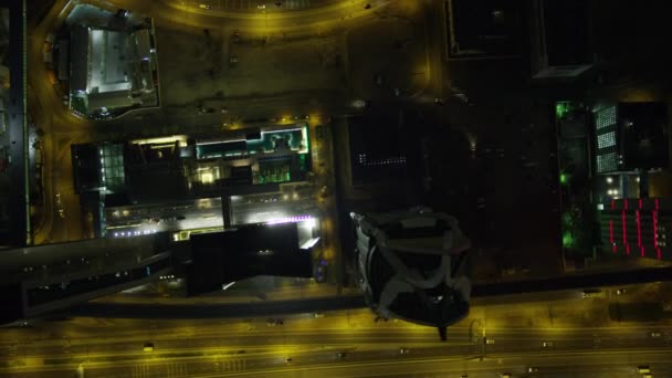 Luchtfoto Stad Verlicht Overhead Nacht Weergave Wolkenkrabber Hotel Flatgebouwen Winkelgebied — Stockvideo