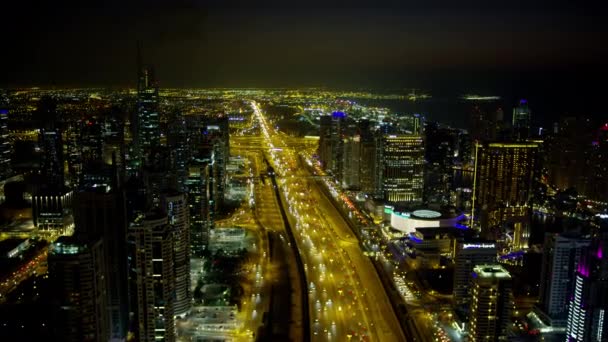 2018年3月 空中夜景照亮城市景观酋长扎耶德路天际线摩天大楼商业公寓郊区车辆运输公路地铁阿联酋迪拜 — 图库视频影像