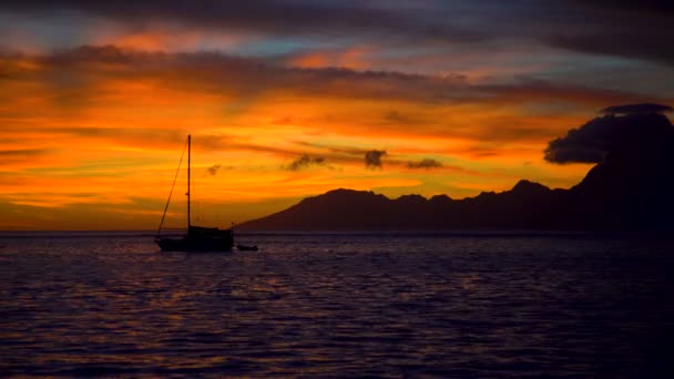 Golden Night Sky Polynesian Sunset View Reef Yacht Tropical Island — Stock Video
