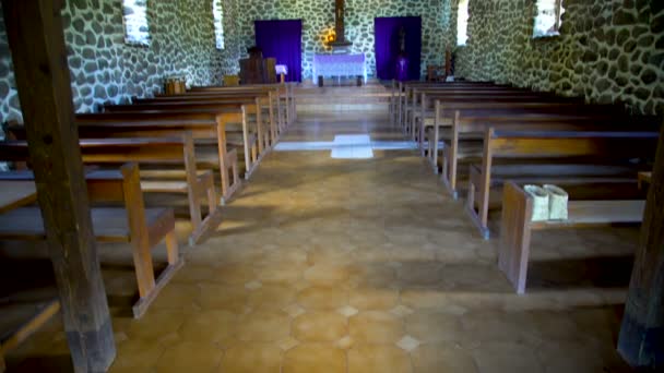 在南太平洋南海天堂 马克萨斯偏远的 Taaoa Hiva 天主教教堂内的一座天主教教堂建筑内 — 图库视频影像