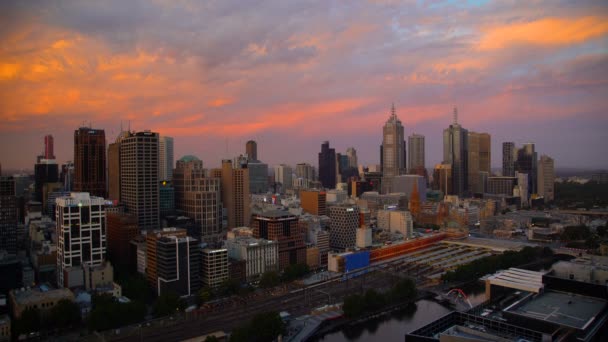 Melbourne Australien Mars 2018 Solnedgång Genom Moln Över Stadssilhuetten Melbournes — Stockvideo