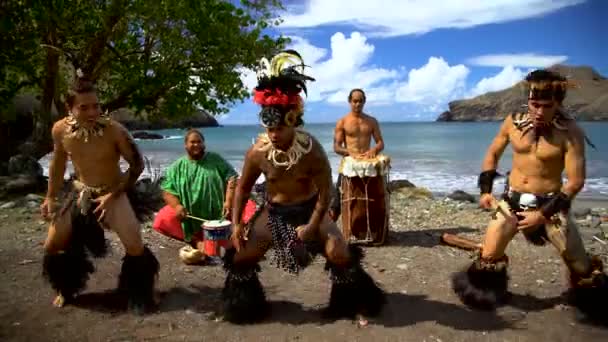 Widok Polinezji Marquesan Macierzystego Tancerzy Plaży Tradycyjne Stroje Grając Instrumentów — Wideo stockowe
