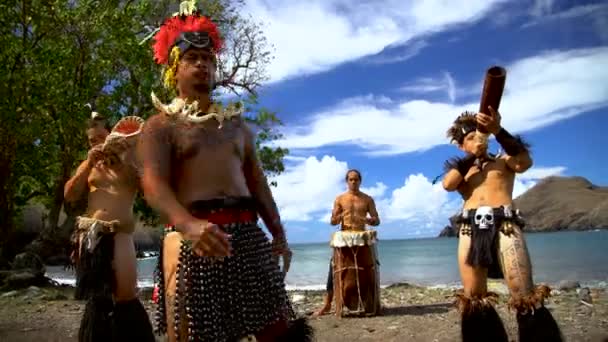 马克萨斯在南太平洋的一个天堂传统土著波利尼西亚舞蹈家演奏乐器和表演在海滩努库阿洛法 Hiva 马克萨斯南太平洋 — 图库视频影像