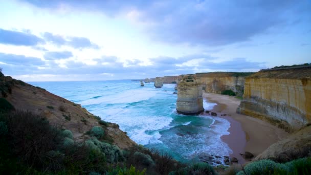 Doğal Kıyı Şeridi Görünümü Twelve Apostles Kaya Oluşumları Kireçtaşı Kayalıklarla — Stok video