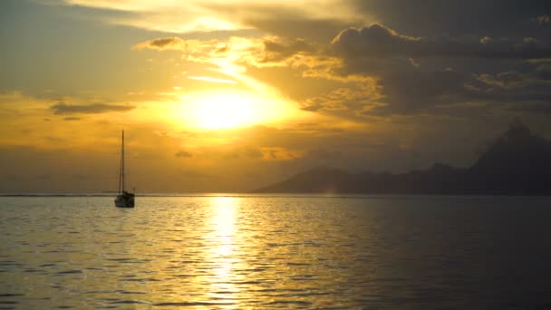金色天空一个波利尼西亚的日落景观礁和游艇在热带岛屿天堂莫雷阿岛从大溪地南太平洋 — 图库视频影像