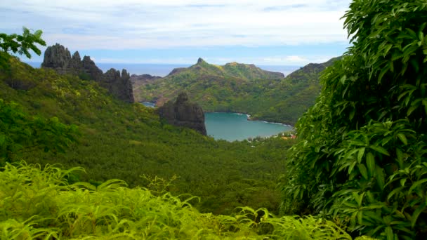 Anaho 努库阿洛法 Hiva 海洋湾郁郁葱葱的绿色植被火山山脉在偏远的异国情调的位置一个波利尼西亚的天堂马克萨斯南太平洋 — 图库视频影像