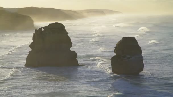 朝の日の出十二使徒定員会岩石灰岩の崖オーストラリア ビクトリア州の海岸浸食から形成されたスタック — ストック動画