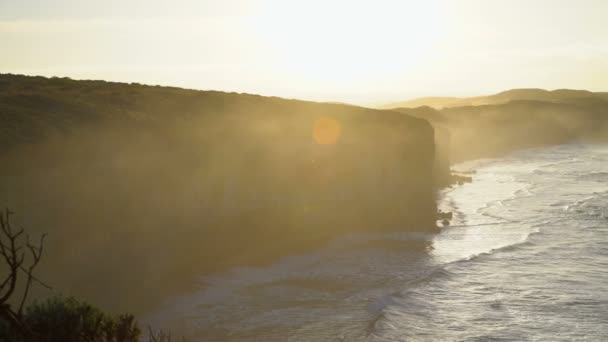 使徒海洋国立公園の石灰岩の崖と太陽とオフショア岩スタック フレアの夜明けオーストラリア ビクトリア州 — ストック動画