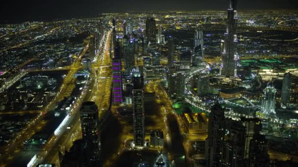 Luchtfoto Nacht Verlichte Stad Bekijken Burj Khalifa Sheikh Zayed Road — Stockvideo